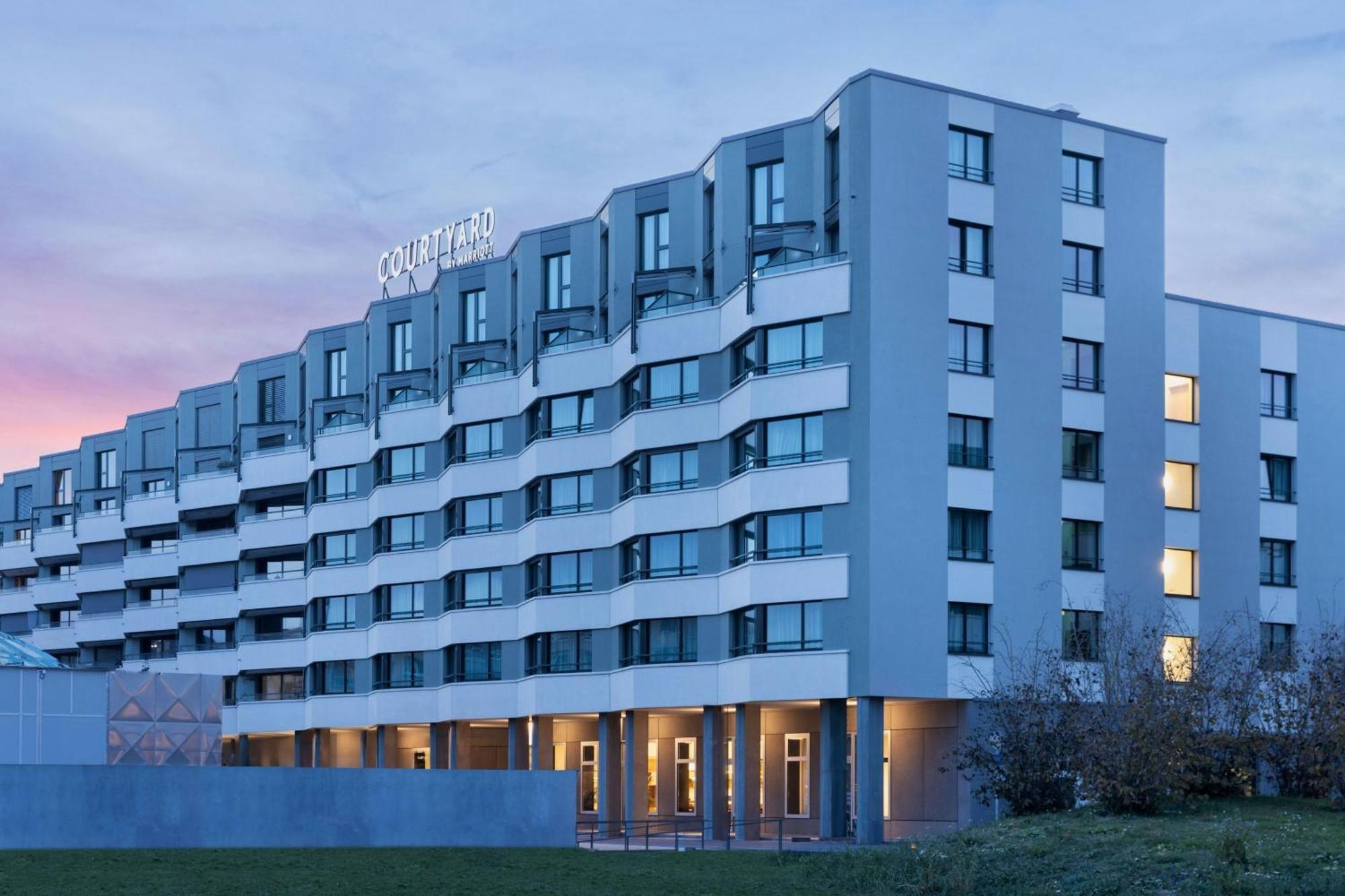 Отель Courtyard By Marriott Biel Bienne Экстерьер фото